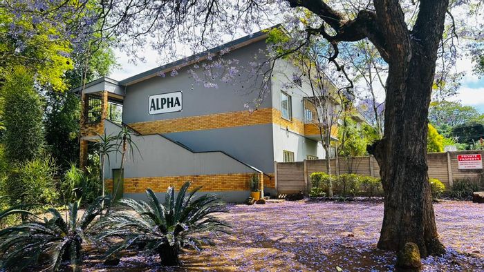 For Sale: Apartment in Louis Trichardt Central with 2 bedrooms, backyard, and parking.