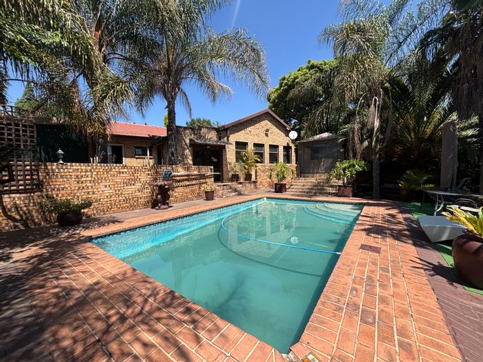 Die Heuwel House For Sale: Spacious home with flats, pool, lapa, and entertainment area.
