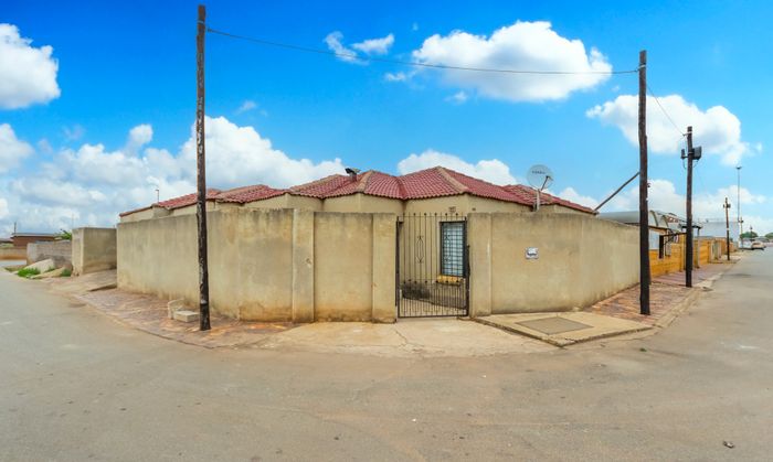 For Sale: House in Naledi with 3 bedrooms, double garage, and secure yard.