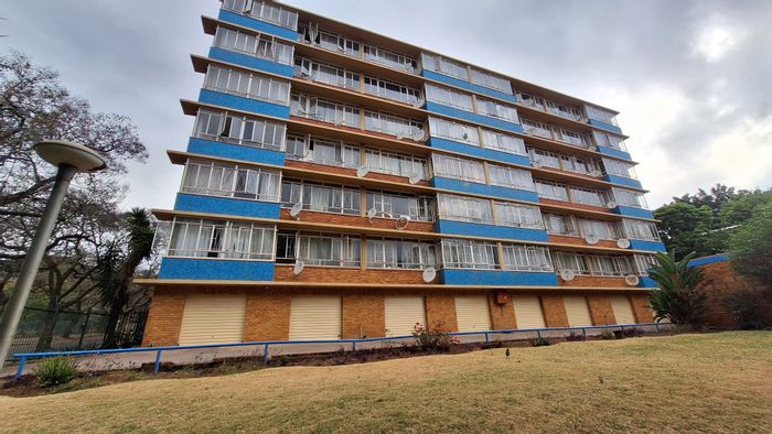 For Sale: Flat in Sunnyside, redesigned 4-bedroom, secure parking, communal garden.