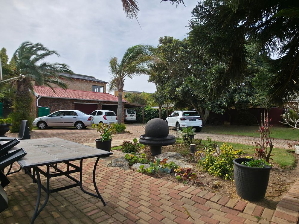 Spacious front garden