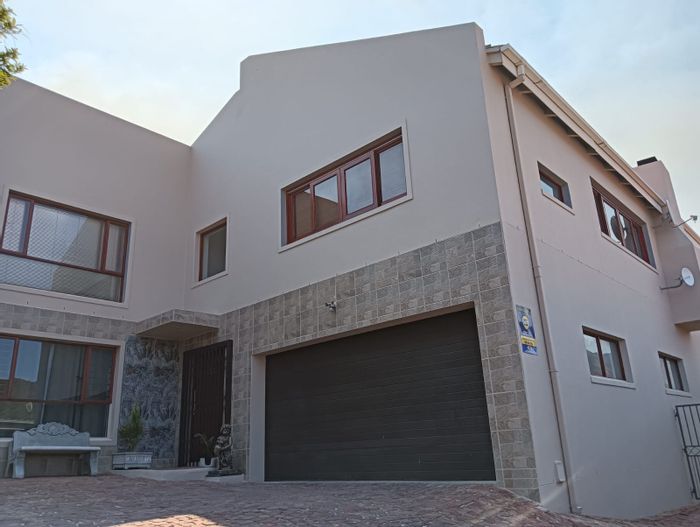 For Sale: House in Fairway Heights with 4 beds, flatlet, and golf course access.