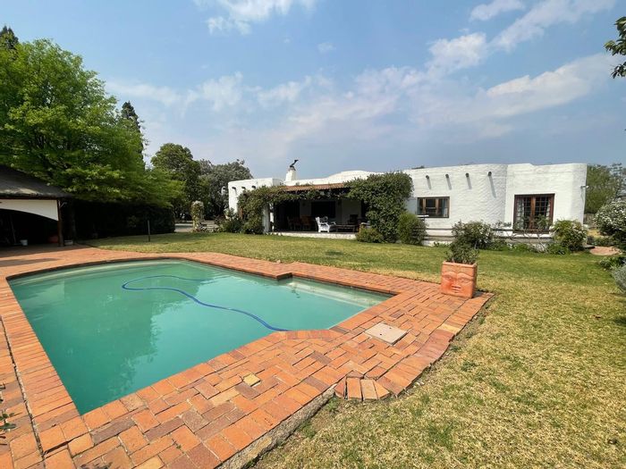 De Deur House For Sale: Pool, Lapa, Borehole, Office, Spacious Living.