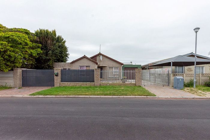 4-Bedroom House with Flatlet and Garden in Saldanha Central For Sale