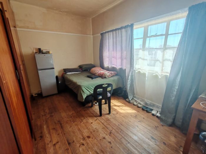 Three-bedroom apartment in Gqeberha Central, for sale with rental income potential.