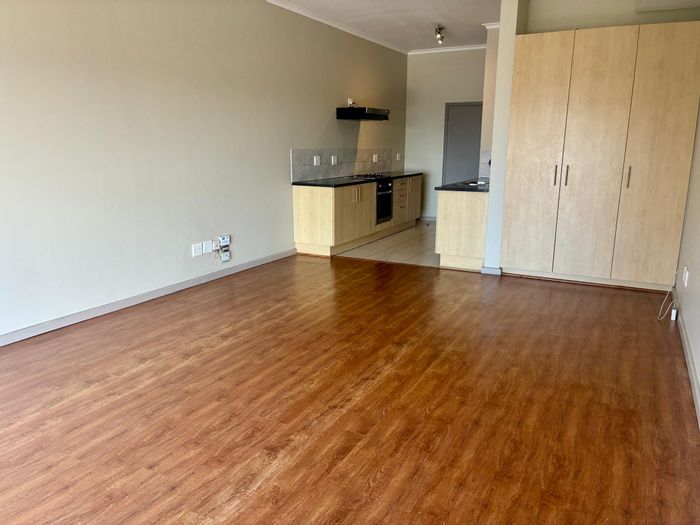 Salt River Apartment To Rent: Unfurnished studio with secure parking and vibrant lifestyle.