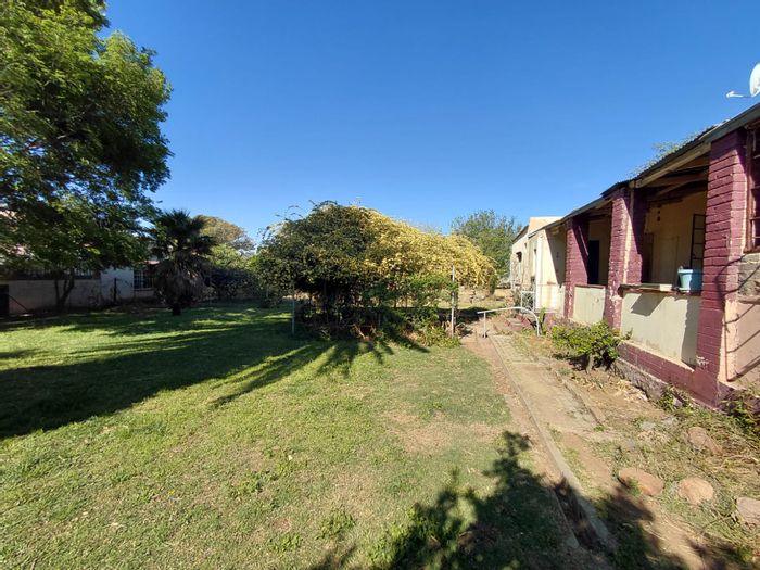 For Sale: 3-bedroom house in Vredefort Central with borehole and versatile outdoor space.
