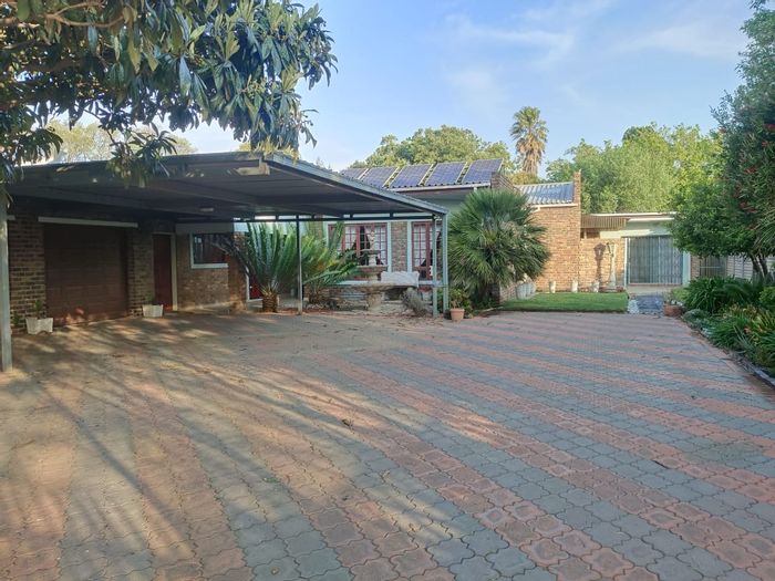 For Sale: House in New Bethal East with 4 beds, solar, and security features.