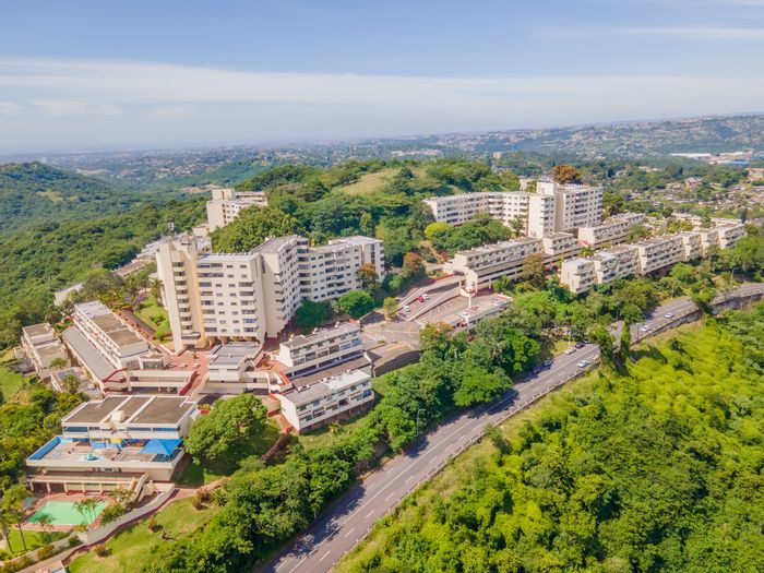 Sarnia Apartment For Sale: 2 bedrooms, pool, security, and convenient amenities.