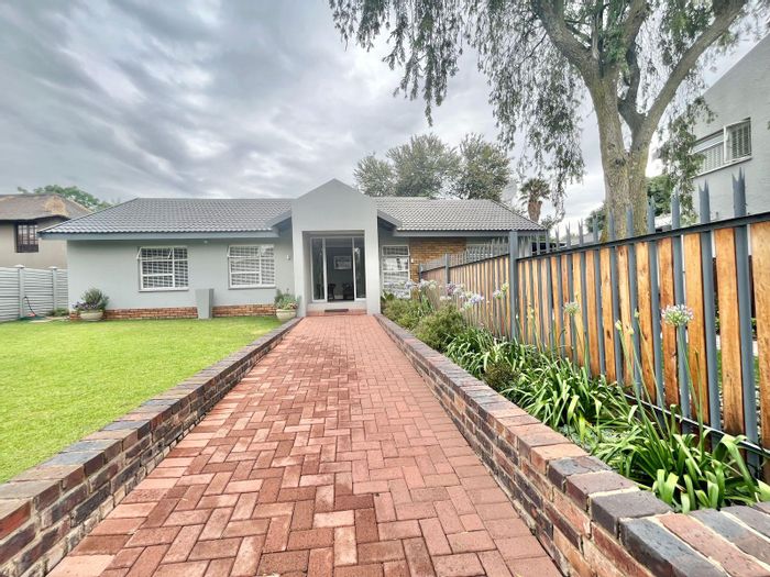 Kruinpark House For Sale: 6 bedrooms, 5 bathrooms, carports, inverter, Lapa.