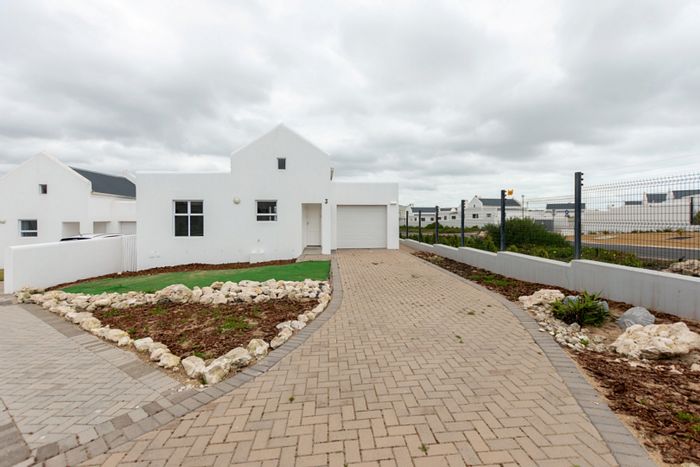 Laguna Hills House For Sale: 2 beds, open-plan living, covered patio, secure garden.