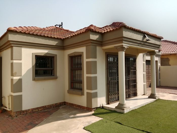 Roodekop House For Sale: 3 Bedrooms, off-grid, near schools and shops.