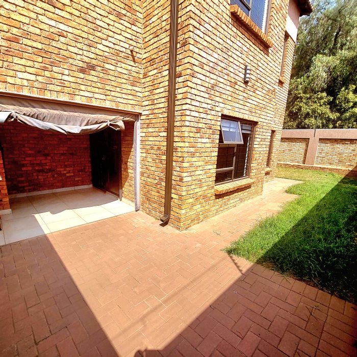 Ravenswood Townhouse For Sale: 2 beds, private garden, communal pool, great location.