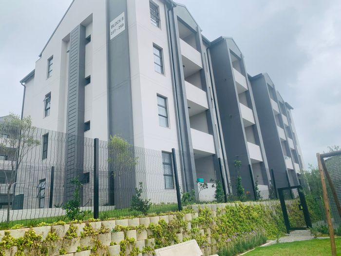Noordwyk Apartment To Rent: 2 beds, pool, gym, 24-hour security, balcony views.