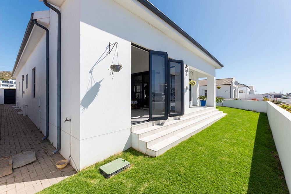 Stackerdoors from indoor braai area