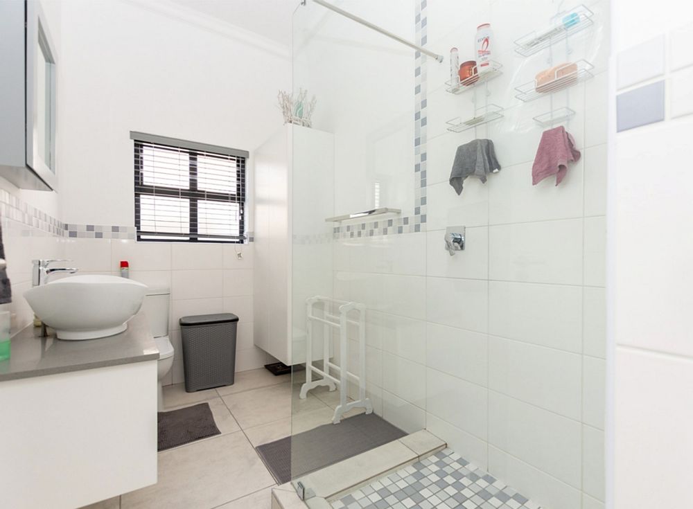 Ensuite of main bedroom