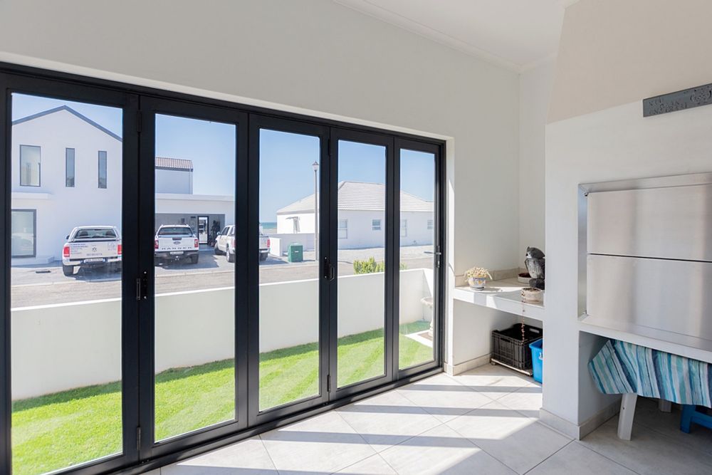 Stackerdoors at braai area