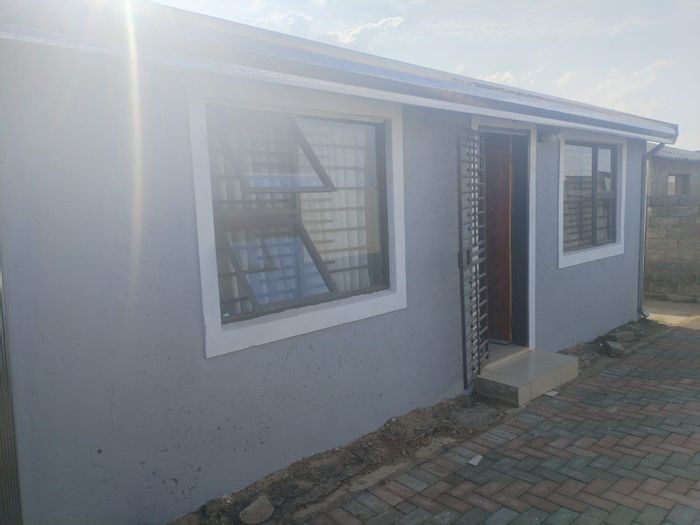 2-bedroom house in Senaoane, secure, close to transport and shopping, To Rent.