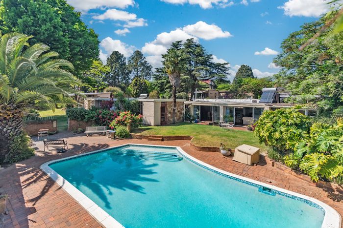 For Sale: Monument House with 4 Bedrooms, Pool, Garden Cottage, and Ample Parking.