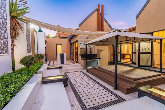 Magaliessig House For Sale: 3 en-suite bedrooms, entertainment area, jacuzzi, solar panels.