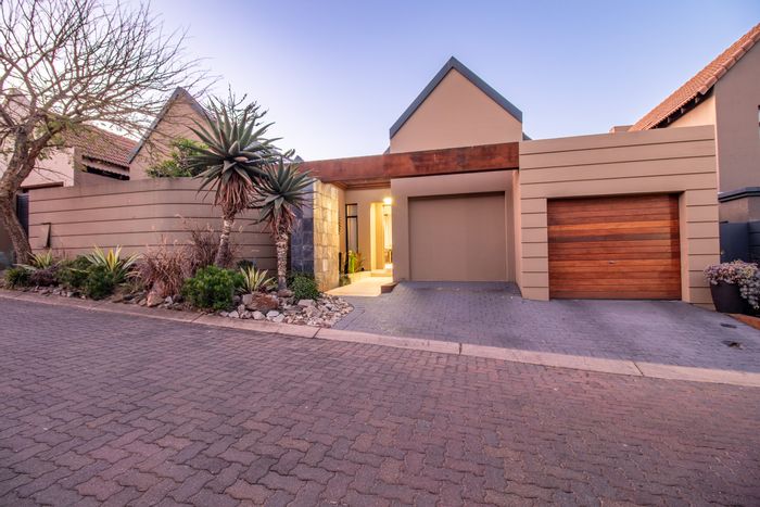 Magaliessig Cluster For Sale: 3 en-suite bedrooms, entertainment area, jacuzzi, solar panels.