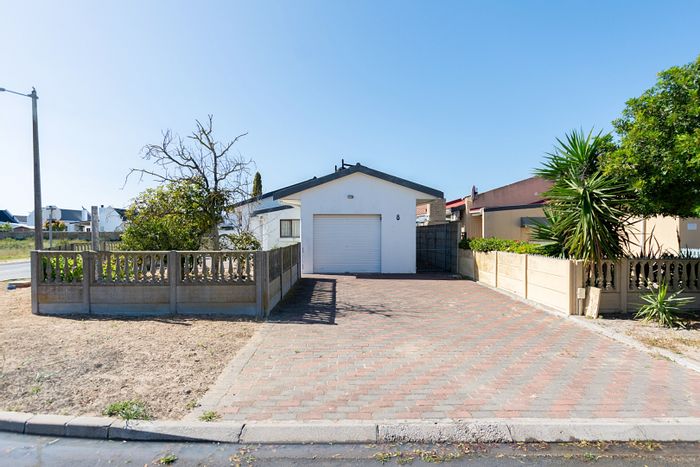 2 Bedroom house in Laaiplek with garage, garden, and close to amenities. For Sale.