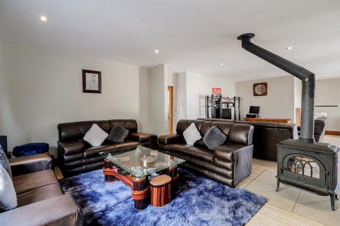 Kensington House For Sale: 4 Bedrooms, spacious living, water storage, security features.