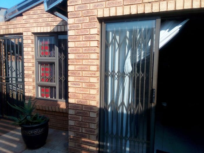 For Sale: House in Tokoza with 2 bedrooms, yard, garage, and storage.