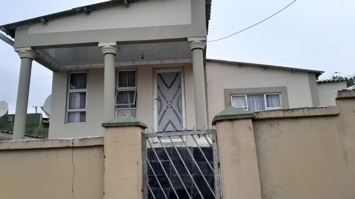 For Sale: House in Mdantsane with 2 bedrooms, double garage, and rental flats.