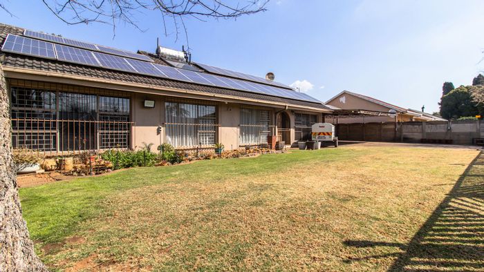 For Sale: House in Arcon Park with solar power, pool, and spacious garden.