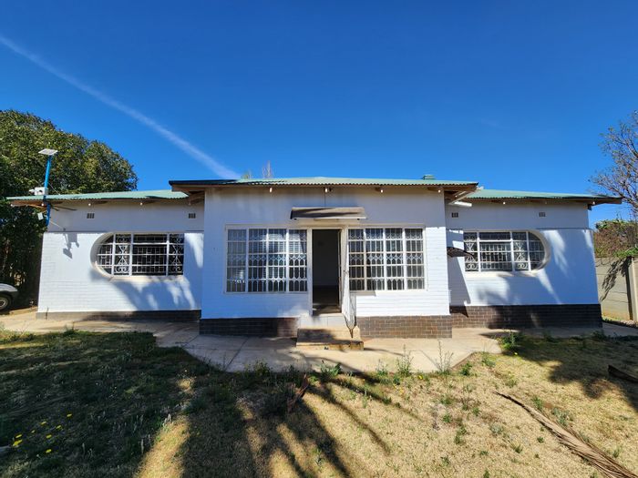 For Sale: House in Balfour Central with private rooms, security, and prepaid electricity.