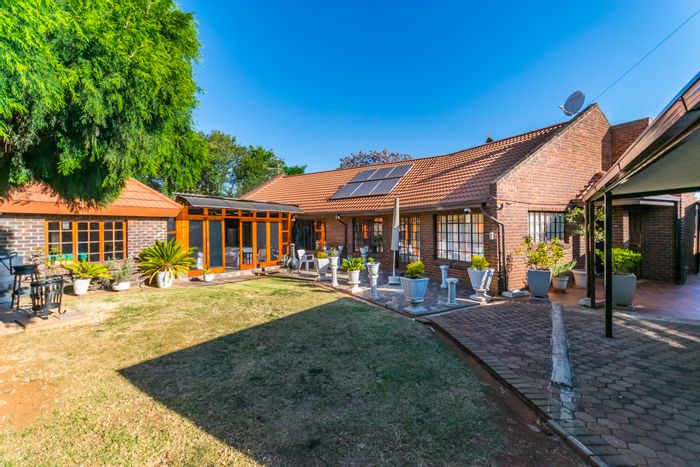 Florida House For Sale: 3 beds, solar panels, flatlet, entertainment area, auction opportunity.