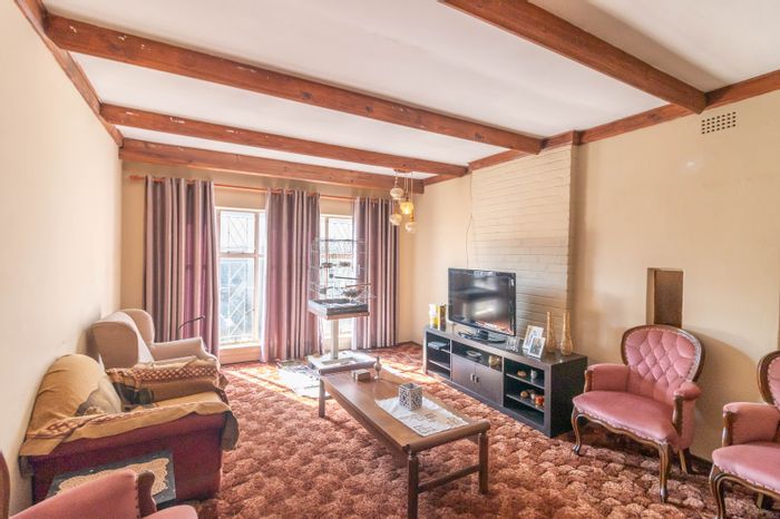 Cresslawn House For Sale: 4 bedrooms, pool, flatlet, and ample parking.