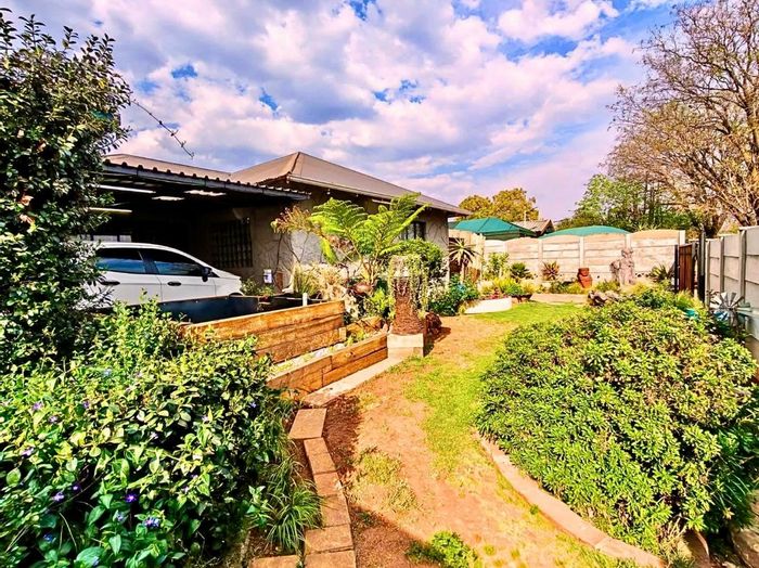 For Sale: House in Vanderbijlpark Central with 4 bedrooms, garden, and parking.