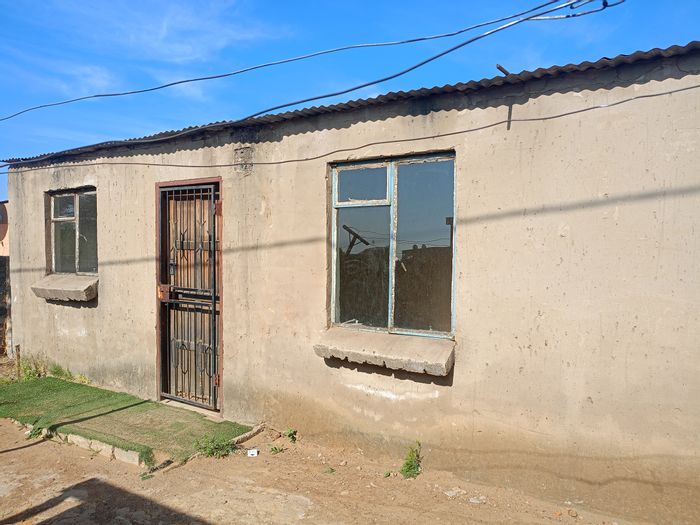 Bophelong House For Sale: 2 bedrooms, multiple external rooms, near transport and schools.