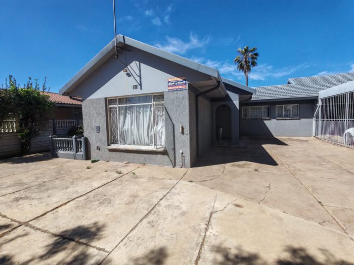 For Sale: House in Vanderbijlpark SE 6 with pool, study, and security features.