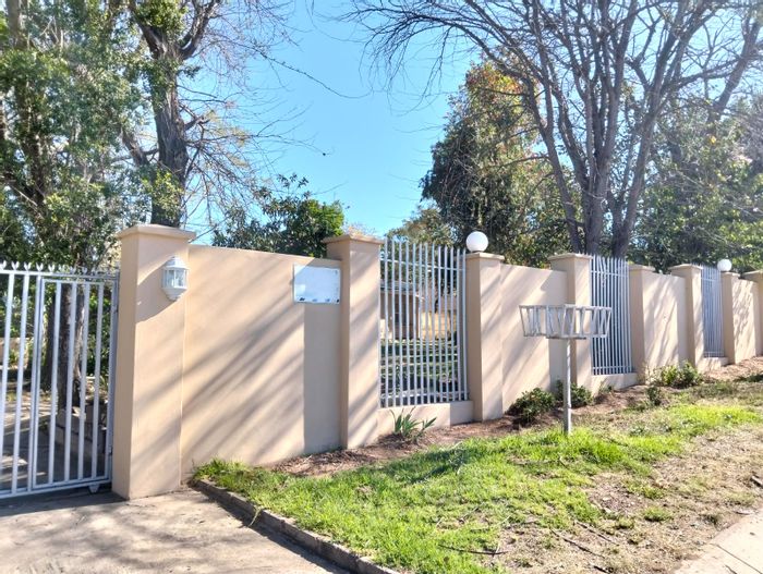 5-bedroom apartment in Fort Gale with garage, carport, and enclosed yard. To Rent.