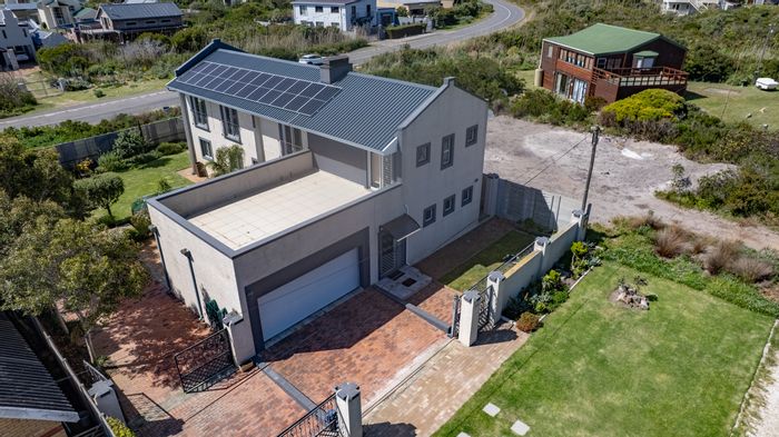 For Sale: House in Pringle Bay Central with en-suite bedrooms, pool, and security features.