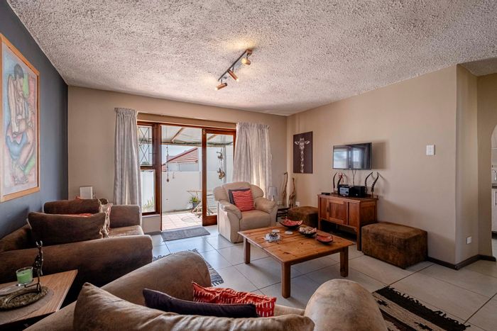 Humewood Townhouse To Rent: 3 bedrooms, private garden, communal pool access.