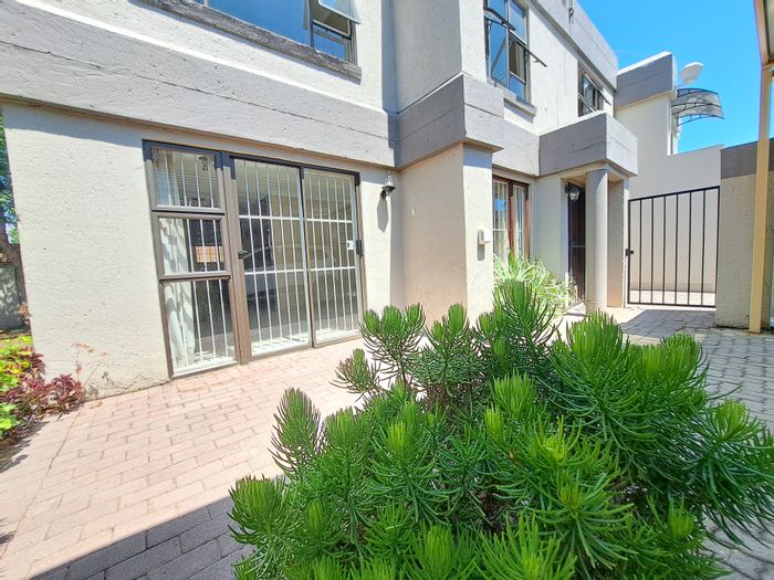 3-Bedroom Apartment To Rent in Morningside Manor with garden and pet-friendly policy.