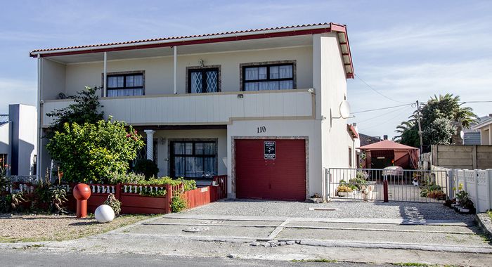 Versatile house in De Kelders with flatlet, solar power, and dual entrances. For Sale.