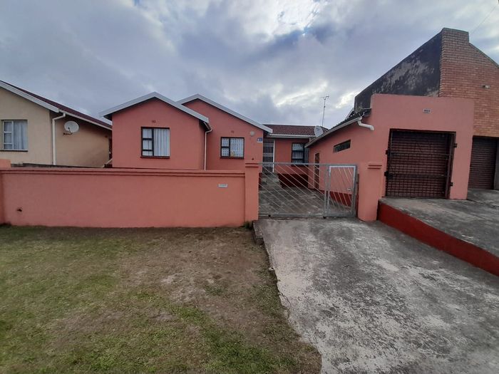 3-Bedroom House For Sale in Mdantsane with Ensuite, Garage, and Ample Parking.
