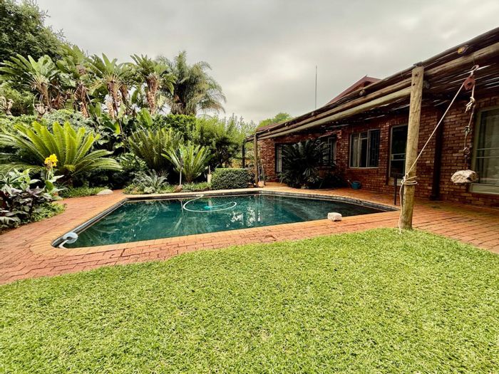 Amandasig House For Sale: 4 Bedrooms, pool, study, landscaped garden, secure parking.
