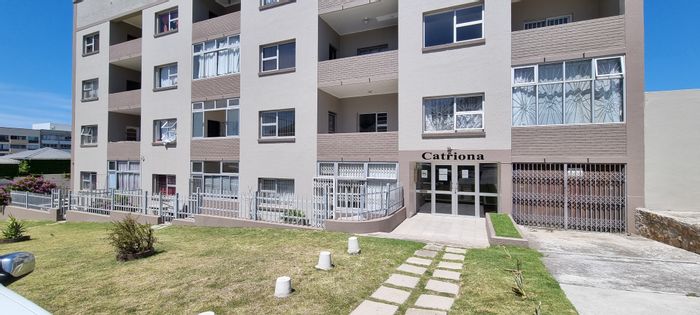 Humewood Apartment To Rent: 1 bed, balcony, secure parking, near beach and transport.