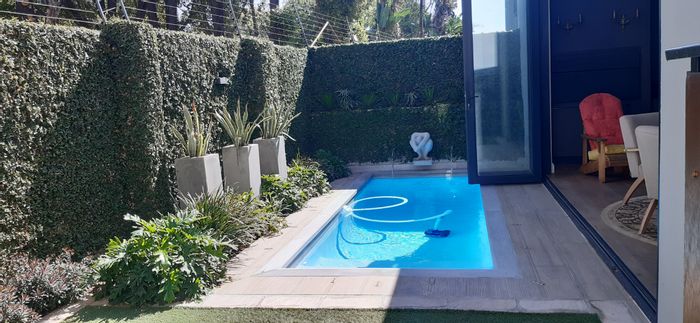 Menlo Park House To Rent: 2 beds, solar pool, garden maintenance included.