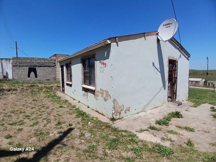 Mdantsane House For Sale: 2 Bedrooms, spacious yard, near amenities and university.