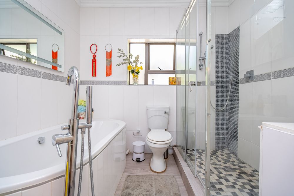 Main en-suite bathroom