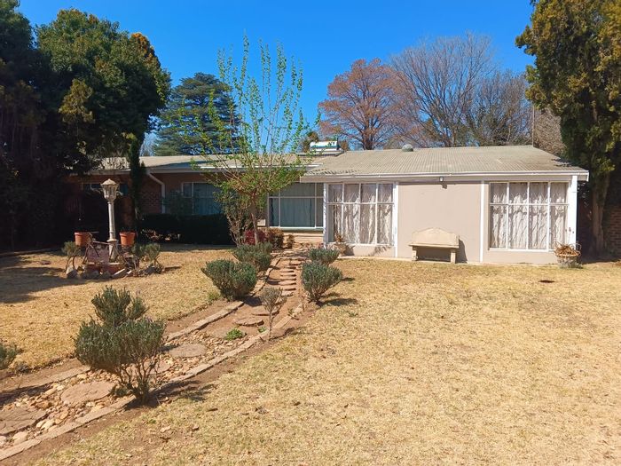 For Sale: House in Parys Central with 4 bedrooms, flatlet, and large yard.