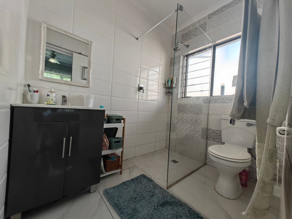 En-suite to main bedroom