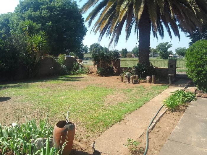 Vanderbijlpark SE 1 House For Sale: 3 beds, flatlet, garden, covered parking.